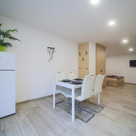 Elvira V Soukromem Apartament