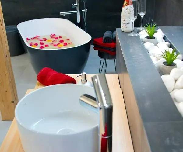 Elvira V Soukromem Apartment